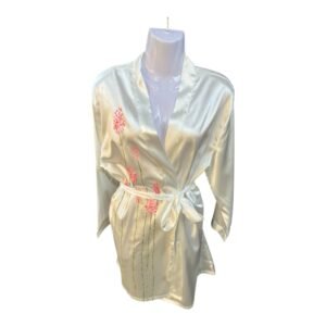 Bata blanca de satén pintada a mano