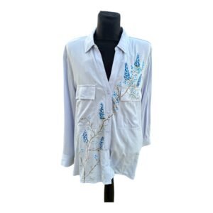 Blusa azul claro con ramaje pintado a mano