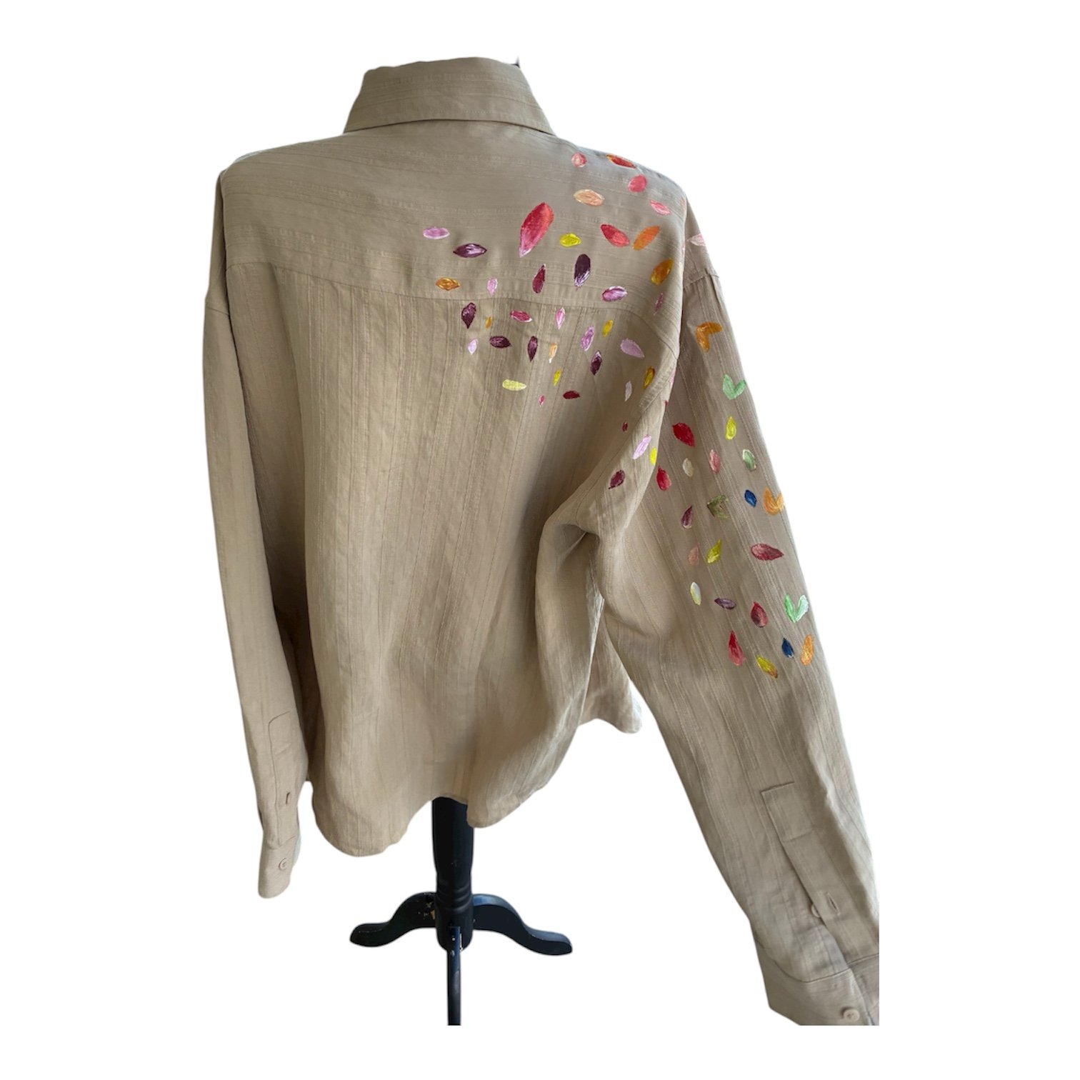 Camisa beis pintado a mano - Imagen 3