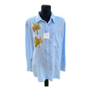 Camisa de lino azul con dos hojas pintadas a mano