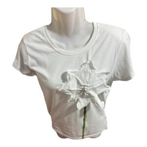 Camiseta blanca con flor en relieve pintada a mano