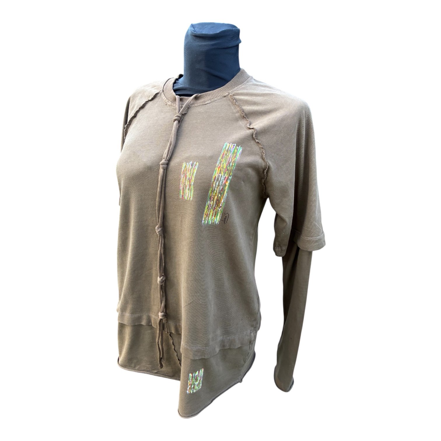 Camiseta marrón pintada a mano - Imagen 3