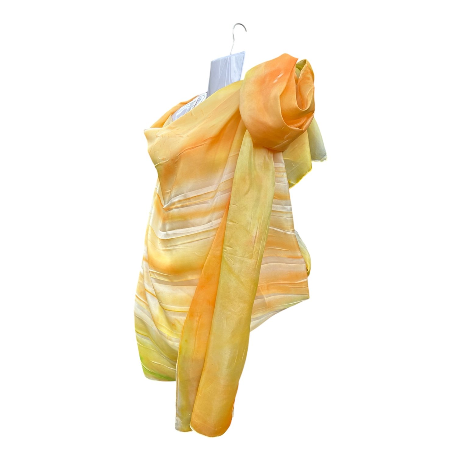 Chal con broche de seda pintado a mano