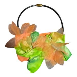 Gargantilla de piel con colgante de satén pintado a mano