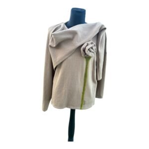 Jersey marrón claro con flor en relieve pintado a mano