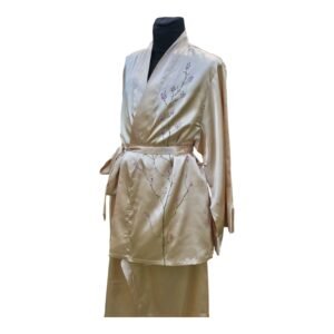 Pijama de satén beis con ramaje pintado a mano