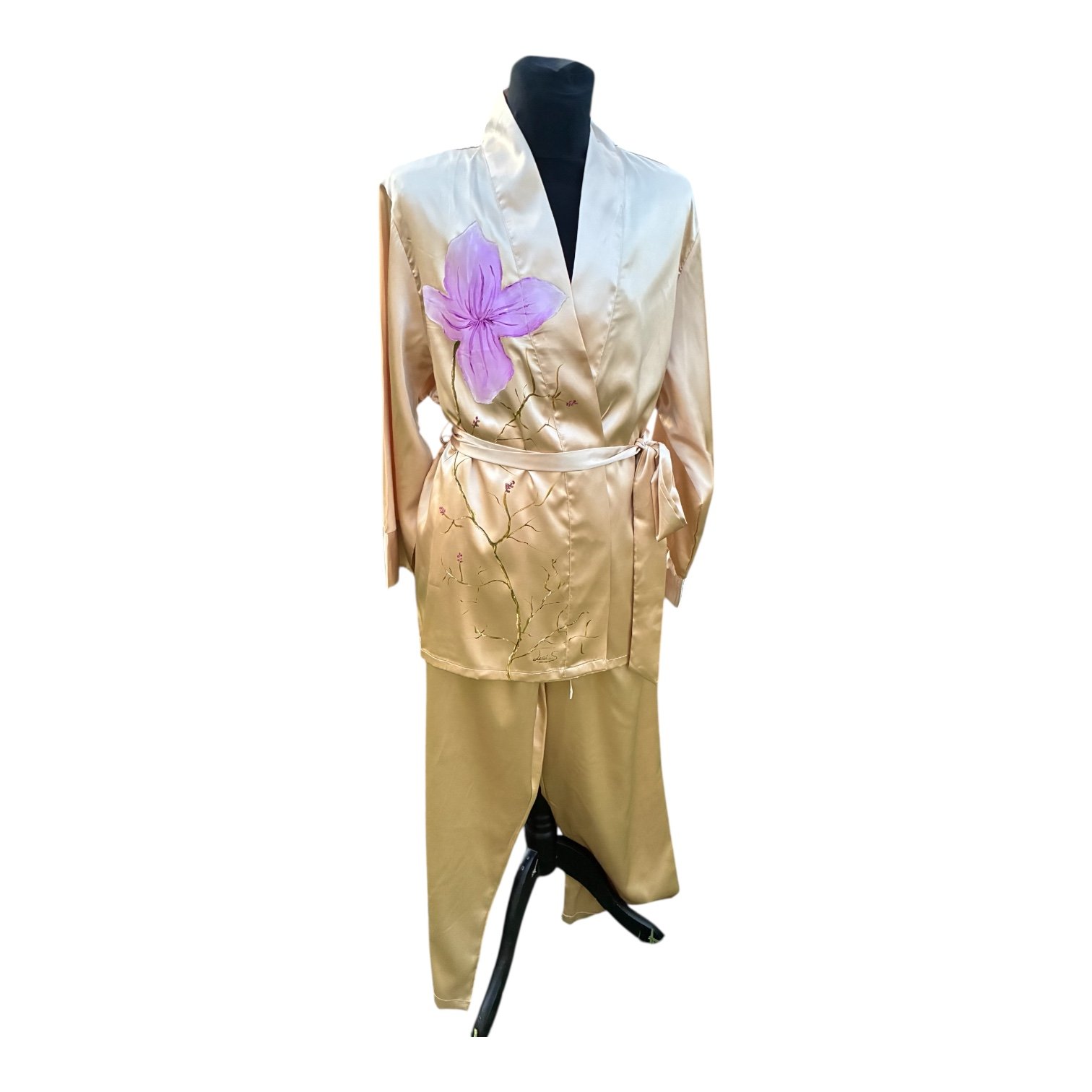 Pijama de satén beis pintado a mano