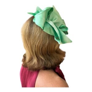 Tocado de raso verde pintado a mano