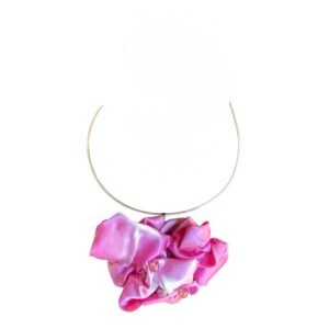 Gargantilla pintada a mano en tonos granates y piedras naturales