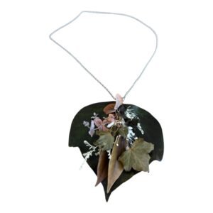 Collar de flor preservada