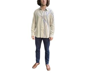 Camisa lino beis con estampado abstracto pintado a mano