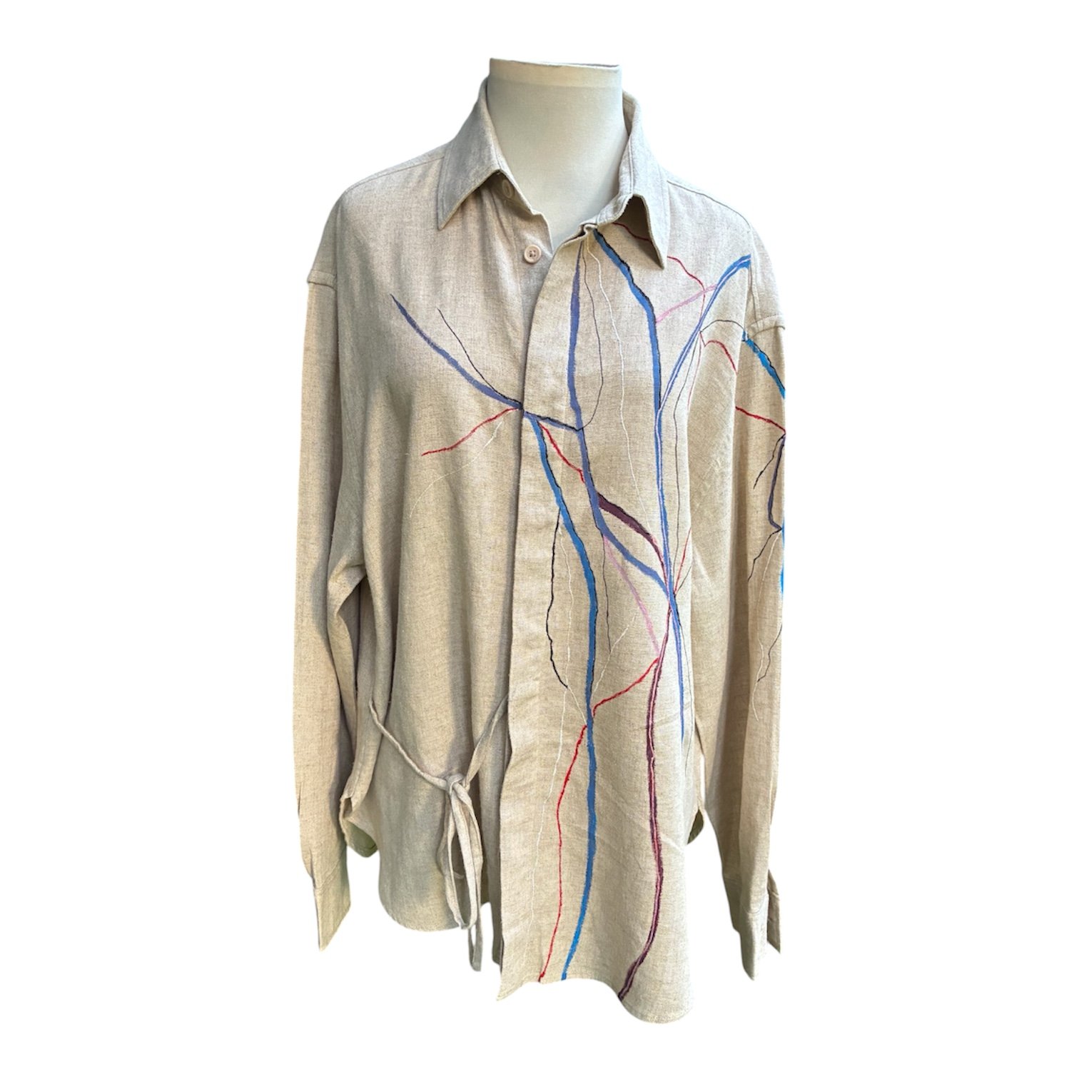 Camisa lino beis con estampado abstracto pintado a mano - Imagen 4