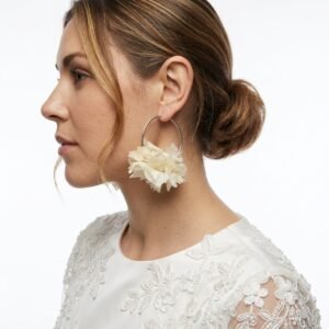 Novia con pendientes blancos de flor preservada