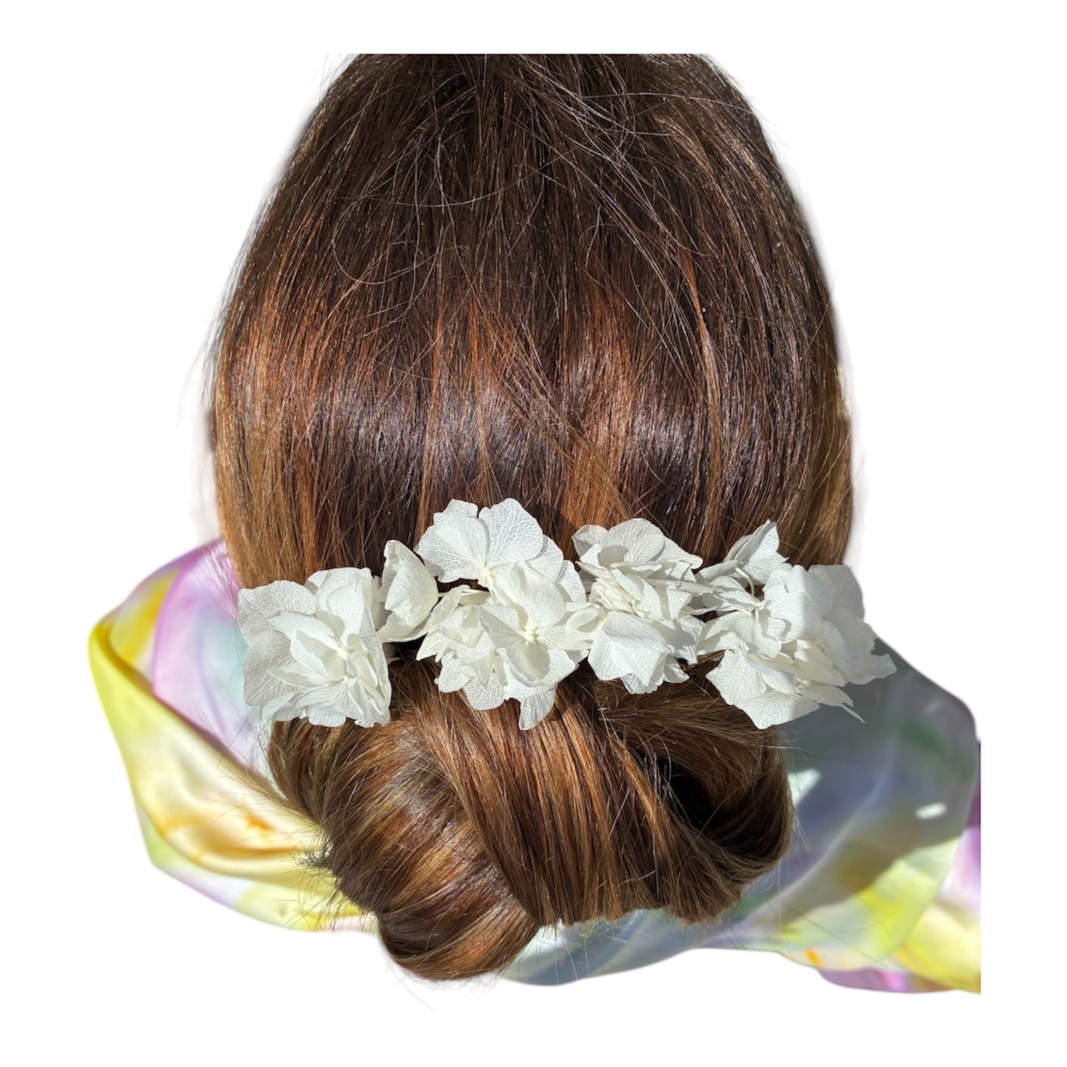 Tocado formado por horquillas de flor natural preservada de hortensia blanca