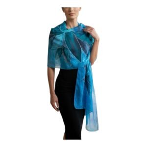 Fular de seda natural estampado con flor en tonos azules