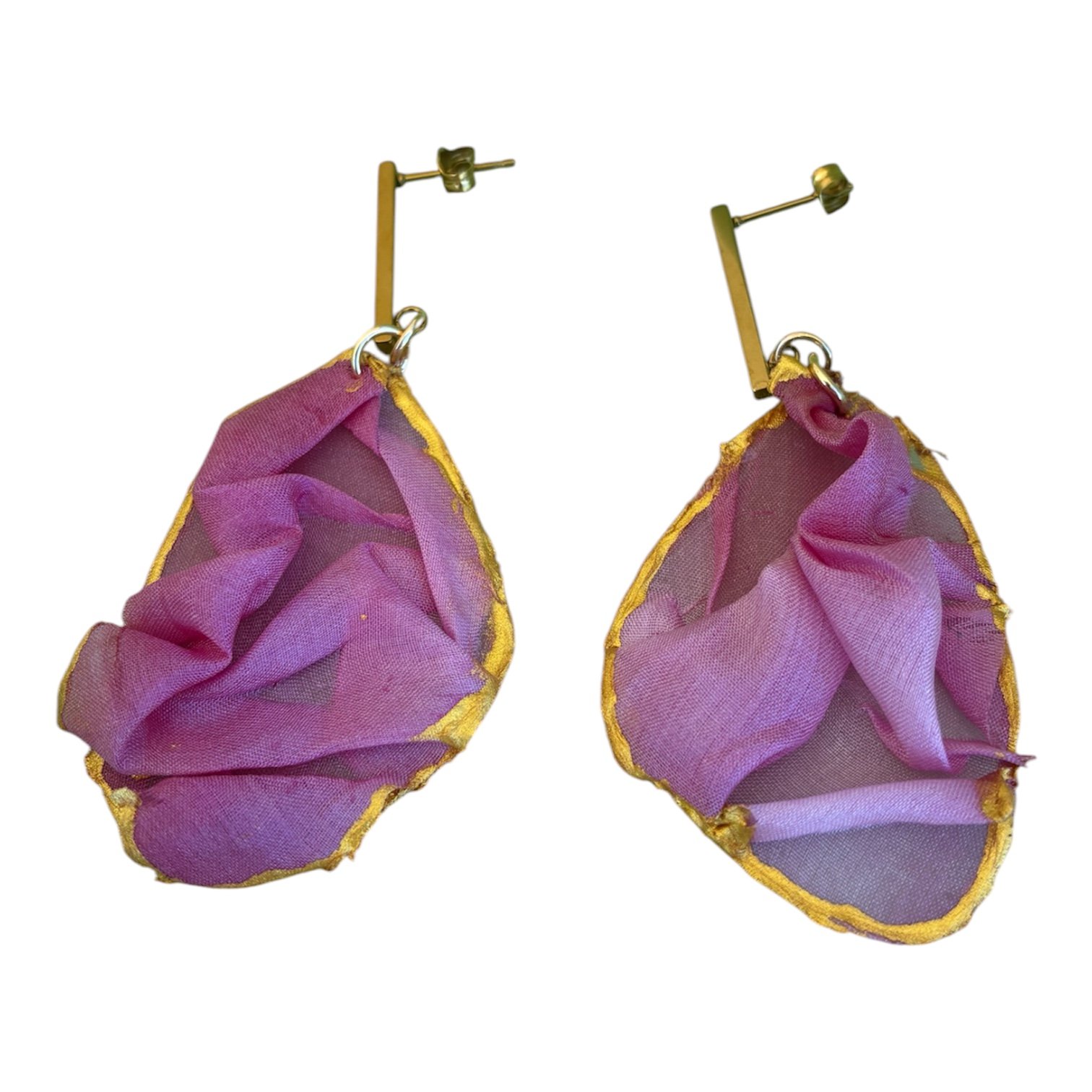 pendientes artesanales de seda fucsia pintados a mano y acero inoxidable hipoalergénico